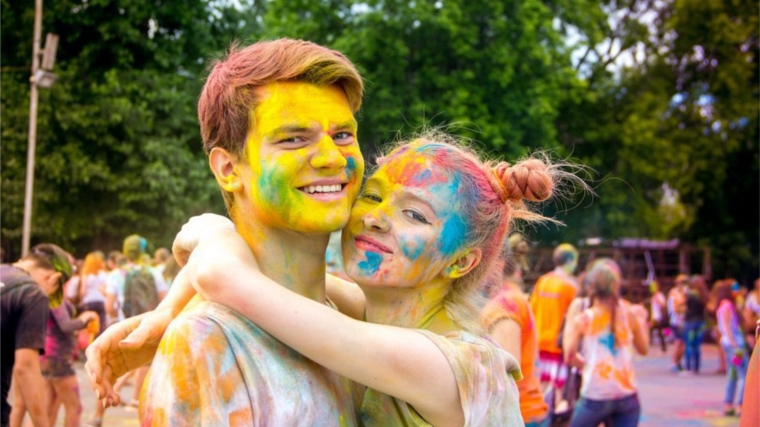 Фестиваль красок Холи прошел в Новочебоксарске в День города