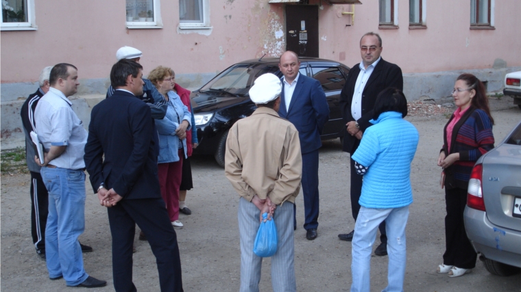 Глава города Канаш Константинов Андрей Николаевич провел встречу с жильцами дома №22 по проспекту Ленина