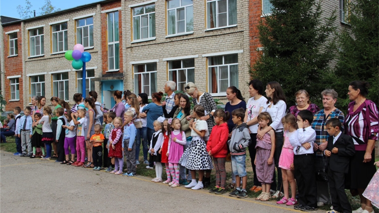 Работники «Химпрома» приняли участие в благотворительной акции «Подарок к школе»