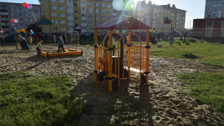 В Шумерле открыли сразу три новые детские площадки