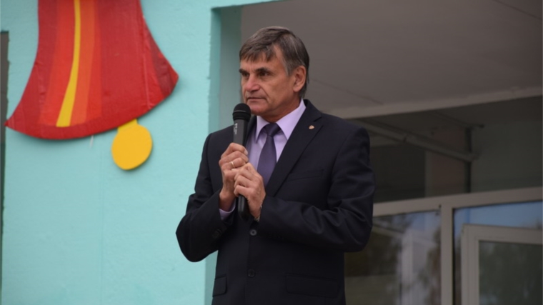 Глава администрации города Шумерли поздравил коллективы школ с началом учебного года