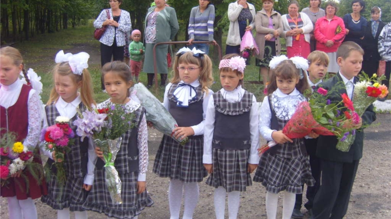 Снова за парты зовет школьный звонок