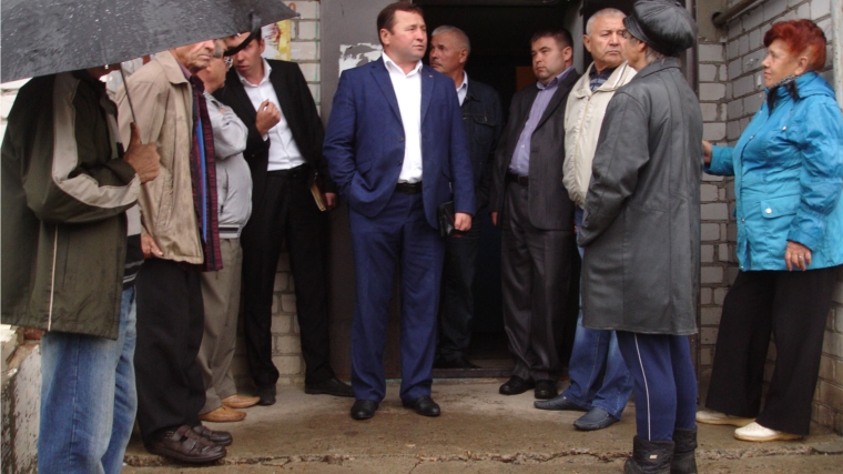 Глава администрации г. Канаш Владислав Васильевич Софронов провел встречу с жильцами дома № 29 по ул. Свободы