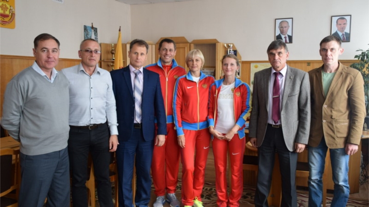 Звезды мирового спорта по легкой атлетике встретились с главой администрации города Шумерли