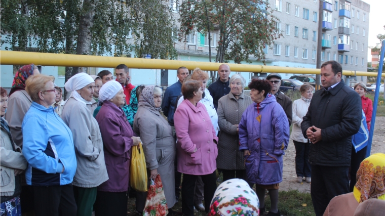 Встреча Главы администрации г. Канаш Владислава Васильевича Софронова с жителями дома 3 по ул. Ильича