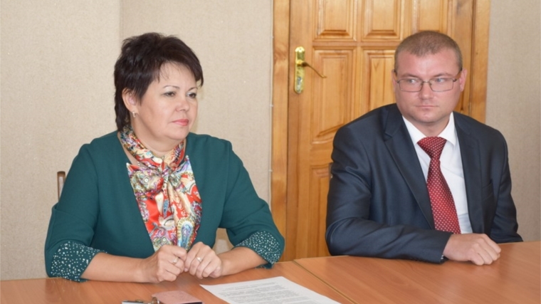 Глава администрации города Шумерли поздравил финансистов с профессиональным праздником