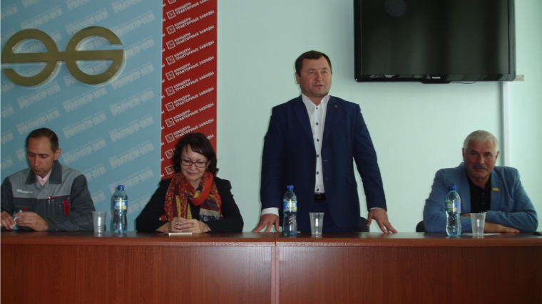 Глава администрации г. Канаш Владислав Васильевич Софронов встретился с трудовыми коллективами Закрытого акционерного общества «Канашский издательский дом» и Закрытого акционерного общества «Промтрактор – вагон»