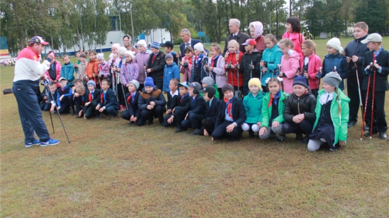 Урмарских школьников обучили скандинавской ходьбе