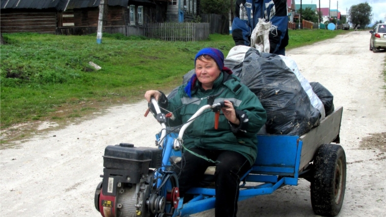 Безработные женщины с. Старые Айбеси занимаются обрезкой веток и уборкой улично-дорожной сети