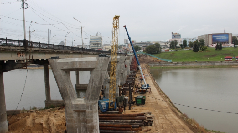 Несмотря на дождь и непогоду, работы на Московском мосту не прекращаются