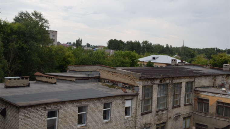 Начались работы по ремонту мягкой кровли одной из старейшей школы города Шумерли