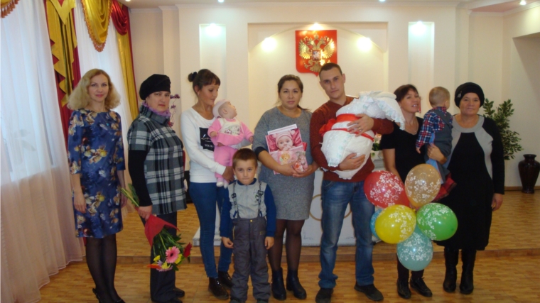 г. Канаш: Лучезарный свет разлился, человек у нас родился!