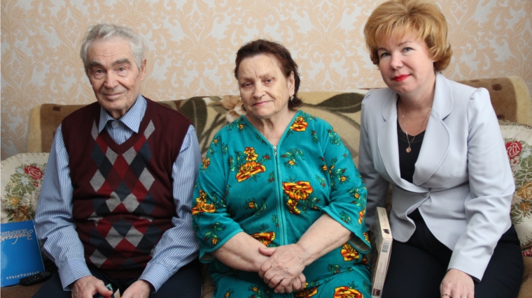Первый заместитель главы администрации по экономике и финансам Ольга Чепрасова на дому поздравила пожилых людей