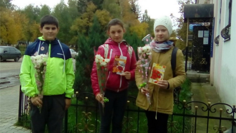 Ветеранов педагогического труда города Шумерли поздравили члены всероссийского движения школьников