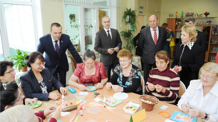 Глава Чувашии Михаил Игнатьев в канун Международного дня пожилых людей в Комплексном центре социального обслуживания населения г. Чебоксары провел встречу с ветеранами