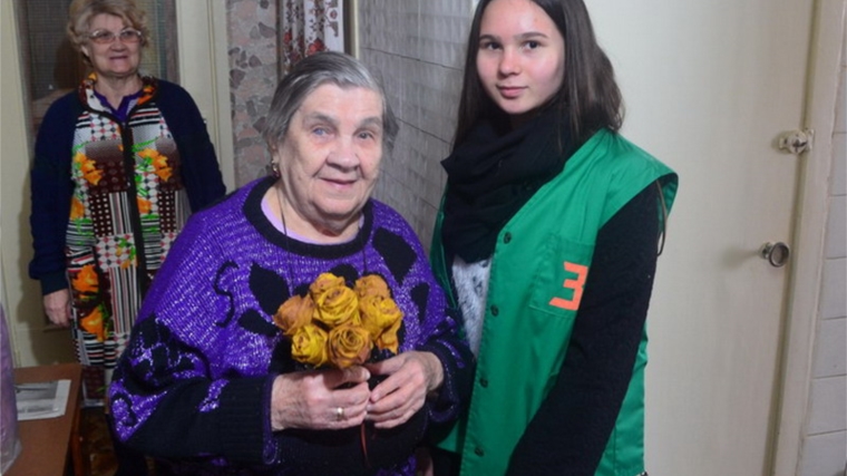Юные шумерлинцы поздравили одиноких пенсионеров с Днем пожилых людей