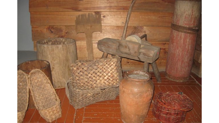 В районном историко-краеведческом музее экспонируется выставка под названием «Мир старинных вещей»