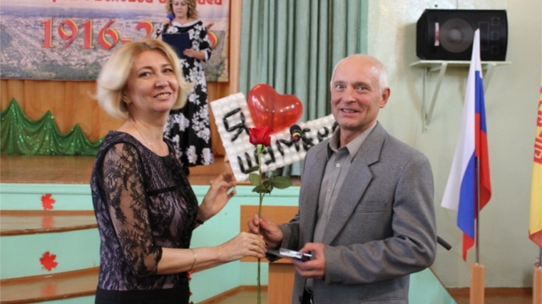 И.о. министра Инна Антонова поздравила учителей Шумерли с профессиональным праздником
