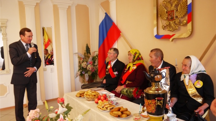 Глава Ядринской районной администрации Владимир Кузьмин поздравил золотых и изумрудных юбиляров семейной жизни