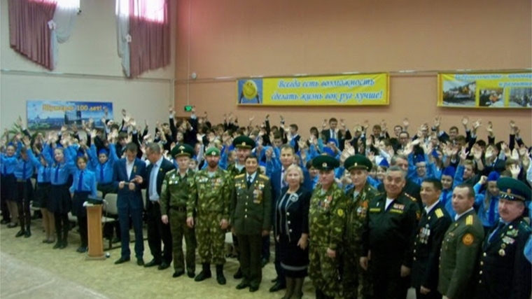 Члены Московской региональной общественной организации выходцев из Чувашии - Товарищество офицеров «Сыны Отечества» дали наказ юным шумерлинцам: «Служить народу – есть главное!»
