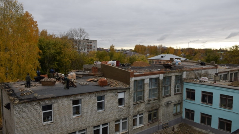 Глава администрации города Шумерли проинспектировал ход работ по ремонту Центра финансового обеспечения муниципальных учреждений и школы №2