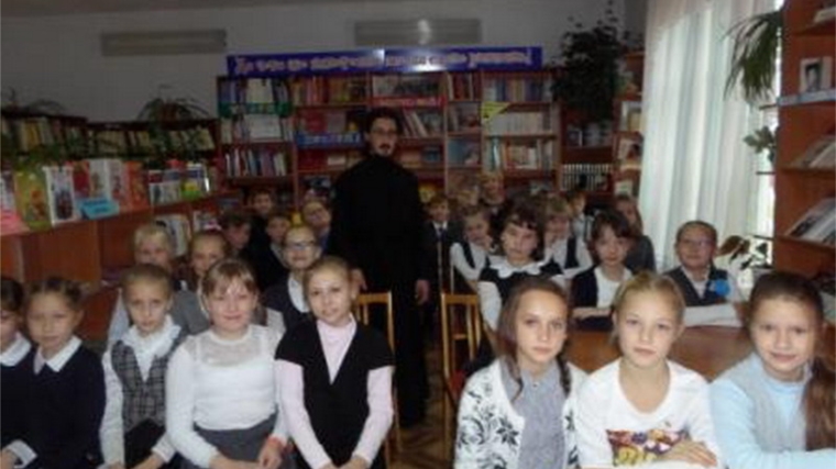 В детской библиотеке города Шумерли прошел час духовности «Беседа с батюшкой»
