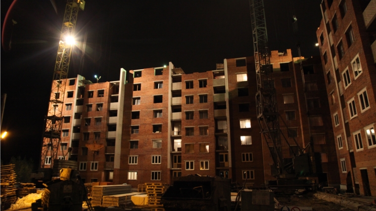 Алексей Ладыков проинспектировал ход строительства домов в микрорайоне Соляное в вечернее время