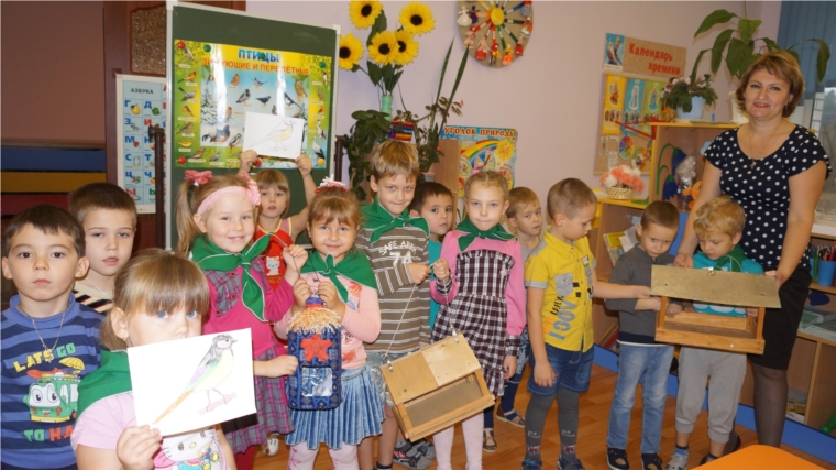 Экологический праздник «Синичкин день» начался в Чуварлейском детском саду «Колокольчик» с акции «Птичья столовая»