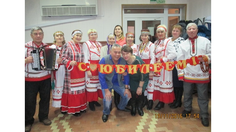 Коллектив ансамбля «Парчар» поздравил ветерана труда с 80-летним юбилеем