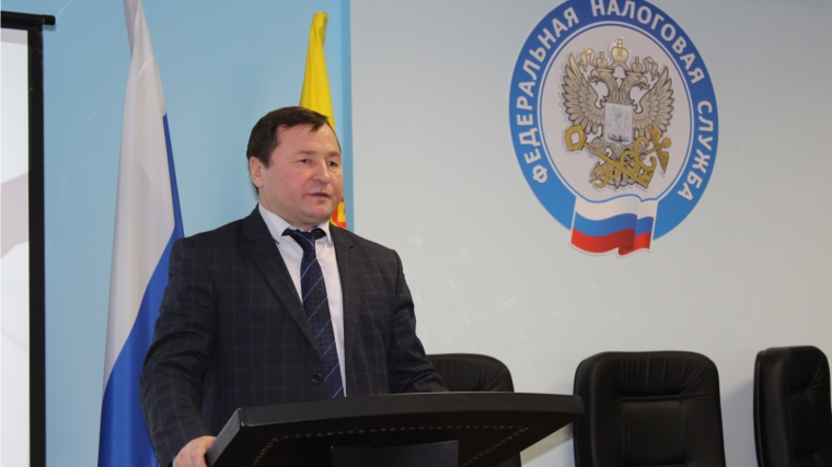 Глава администрации г. Канаш В.В. Софронов поздравил работников налоговой службы с профессиональным праздником