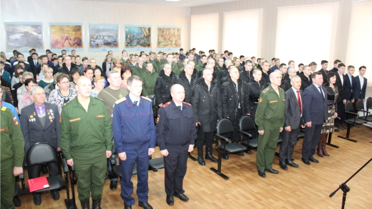 «Пусть этот год пройдет быстро, а вы вернулись на родную землю здоровыми, сильными и возмужавшими», - напутствовал призывников глава администрации г. Канаш Владислав Софронов