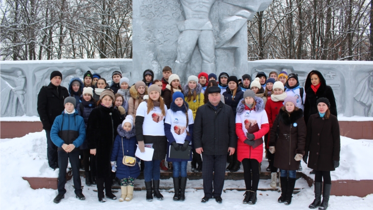 Глава администрации города Канаш В.В. Софронов и Волонтеры Победы приняли участие в митинге, посвященном Дню неизвестного солдата