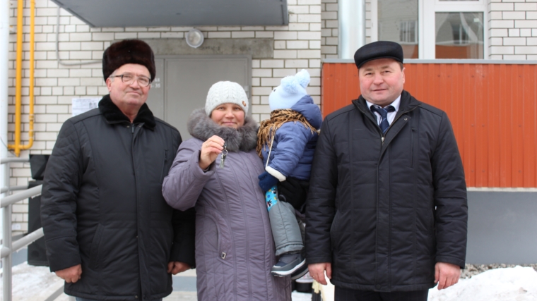 В Канаше состоялось торжественное вручение ключей по программе «Переселение граждан из аварийного жилищного фонда»