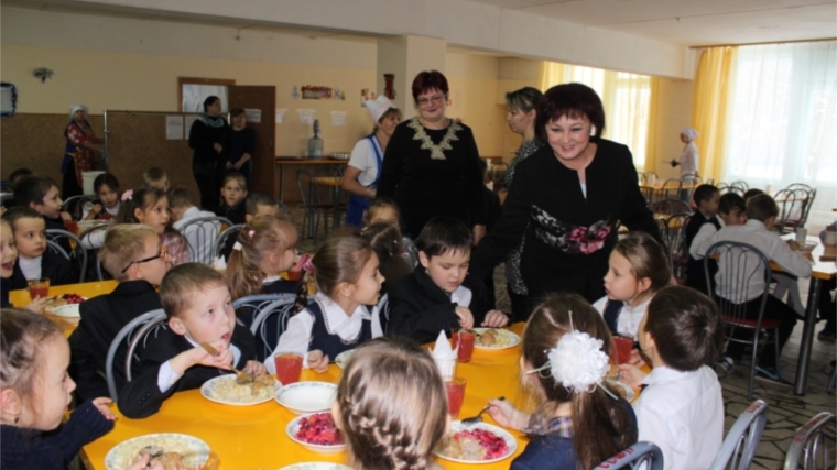 Глава города Чебоксары Ирина Клементьева проверила организацию питания в чебоксарских школах