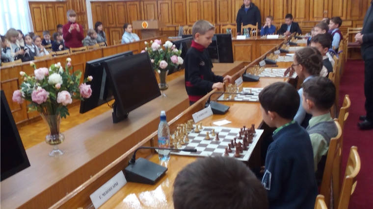 Юные шахматисты Чувашии после просмотра фильма о шахматисте Магнусе Карлсене проверили свои силы в сеансе одновременной игры