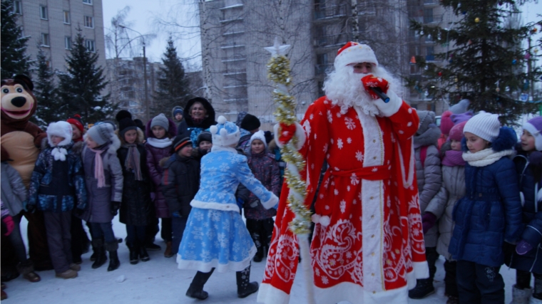 Яркий новогодний праздник «С Новым 2017 годом!» положил начало дворовым мероприятиям в Ленинском районе