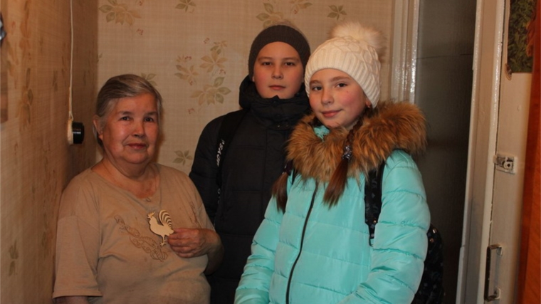Юные тимуровцы города Шумерли отправились в гости к ветеранам труда с поздравлениями и подарками