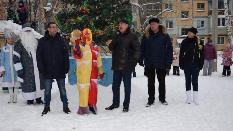 Новый год во дворе: в ТОС «Мирный» живет добрая традиция встречать праздник вместе с соседями
