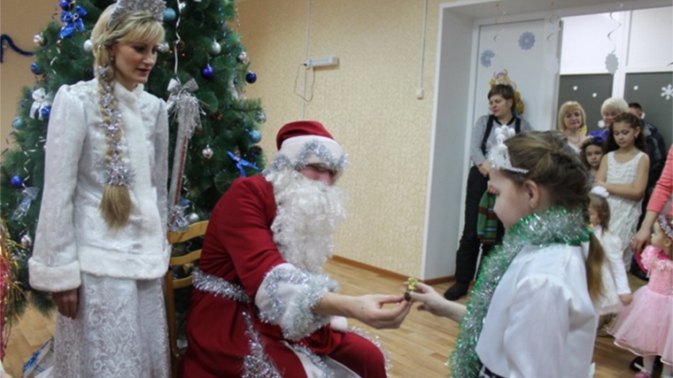 В Шумерлинском комплексном центре социального обслуживания населения прошли новогодние представления для детей-инвалидов, детей из многодетных и малообеспеченных семей