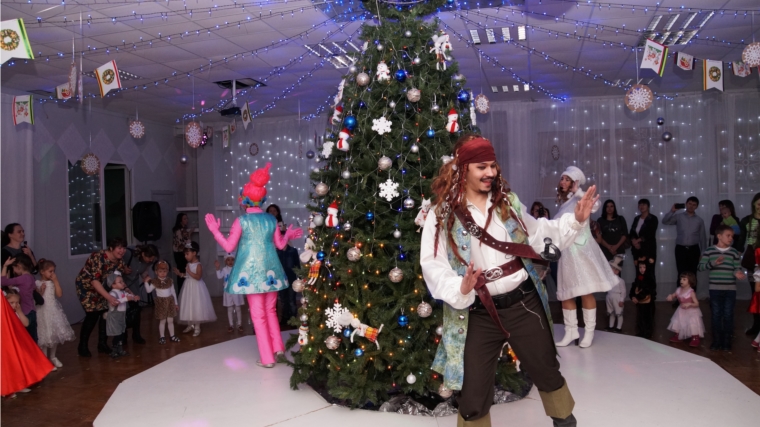 Дети из малообеспеченных семей - участники благотворительной новогодней елки главы Ленинского района