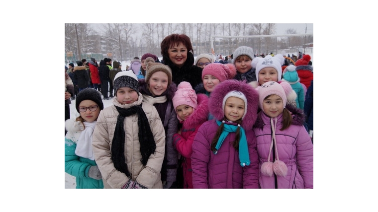 Глава города Чебоксары Ирина Клементьева приняла участие в дворовом культурно-спортивном празднике «Чудеса под Новый год!»