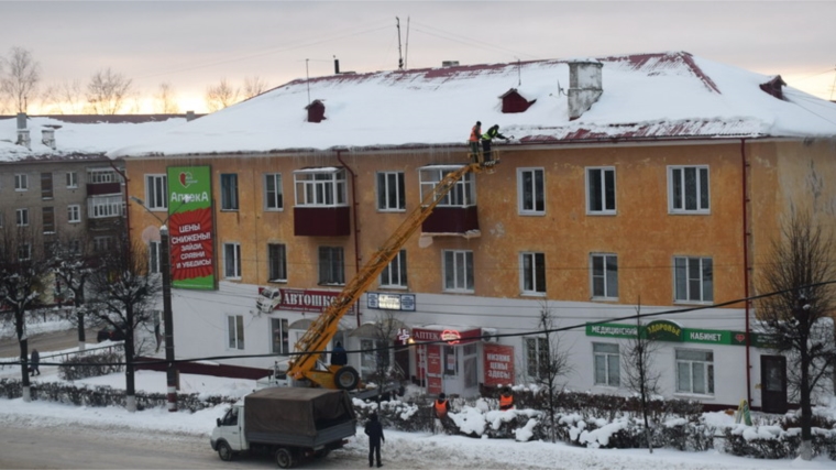 В Шумерле ведется ежедневная «борьба» с сосульками