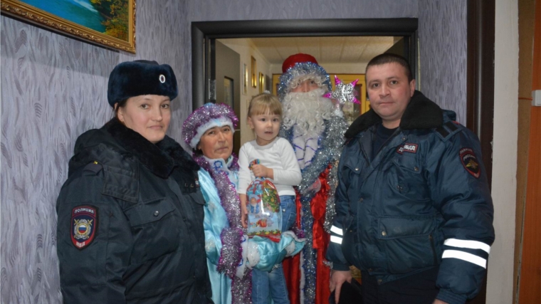«Полицейский Дед Мороз» поздравил детей района с наступающими новогодними праздниками