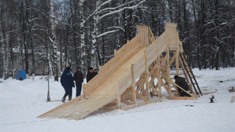 Для активного отдыха шумерлинцев в городском парке установлена деревянная горка