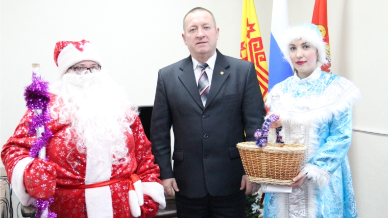 Дед Мороз и Снегурочка поздравили муниципальных служащих