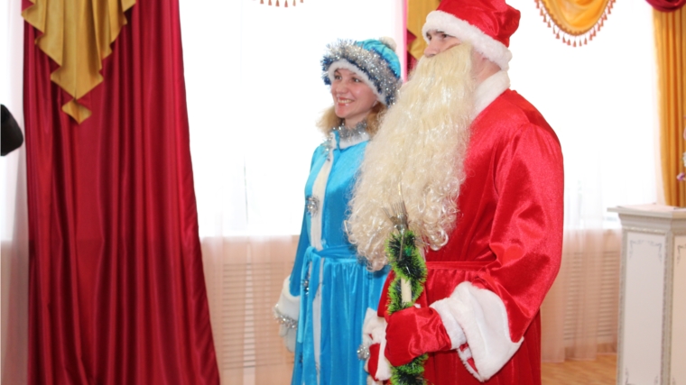 В канун Нового года Дед Мороз и Снегурочка посетили Дворец бракосочетания г. Канаш и поздравили молодоженов