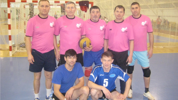 Сборная ветеранов города Канаша по волейболу готовится к очередному турниру
