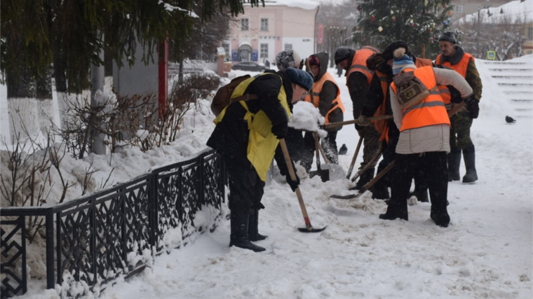 Коммунальщики города Шумерли ежедневно выходят на уборку снега и наледи