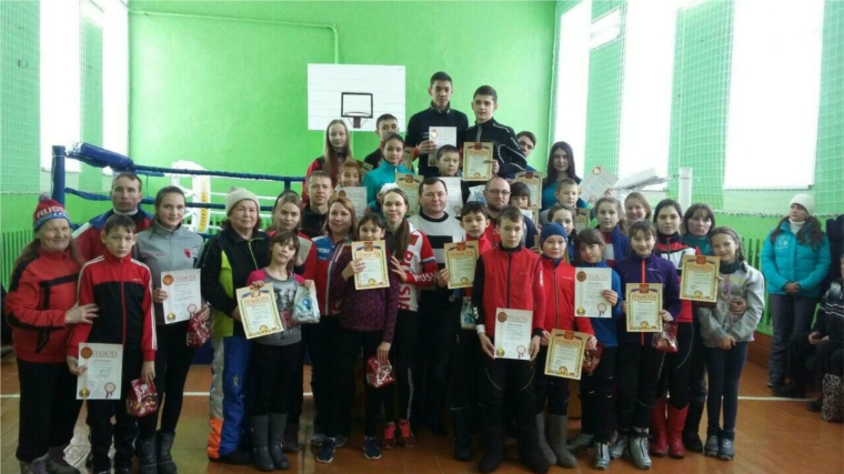 Очередной соревновательный день в рамках Декады спорта и здоровья в городе Канаш ознаменовался розыгрышем на лыжных трассах сладких призов от магазина «Строй-Сити»