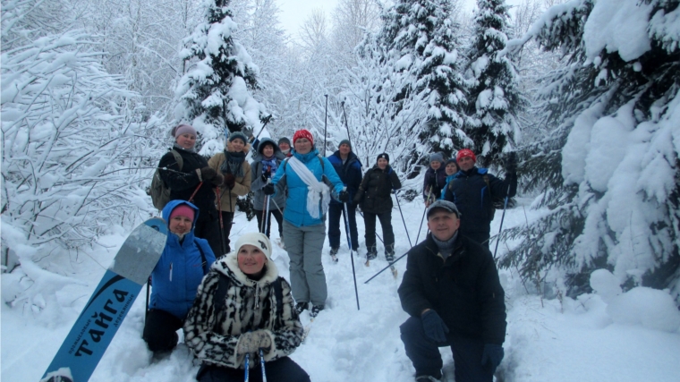 Новости поселений: любители лыжных прогулок из числа молодежи активно проводят досуг в зимнем лесу